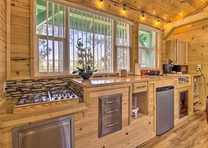 Grill, Fire Pit: Pet-friendly Lakeside Cottage! Holiday home *