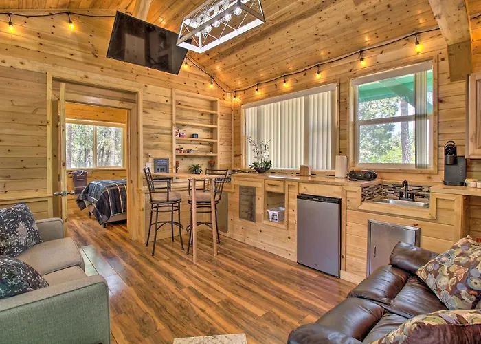 Grill, Fire Pit: Pet-friendly Lakeside Cottage! Holiday home *