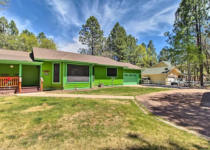 Grill, Fire Pit: Pet-friendly Lakeside Cottage! Holiday home