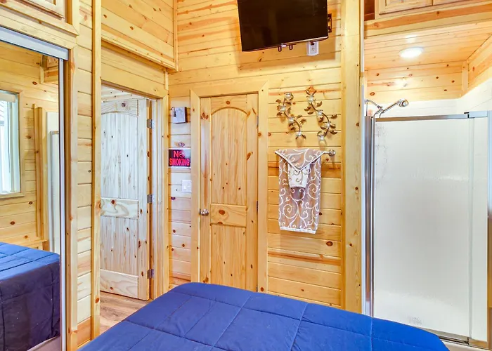 Grill, Fire Pit: Pet-friendly Lakeside Cottage! Holiday home