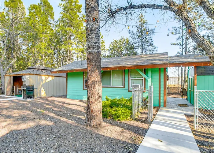 Grill, Fire Pit: Pet-friendly Lakeside Cottage! Holiday home *