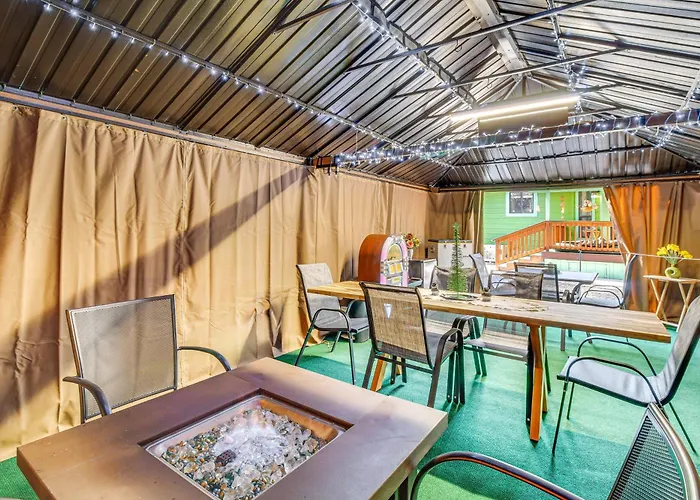 Grill, Fire Pit: Pet-friendly Lakeside Cottage! Holiday home